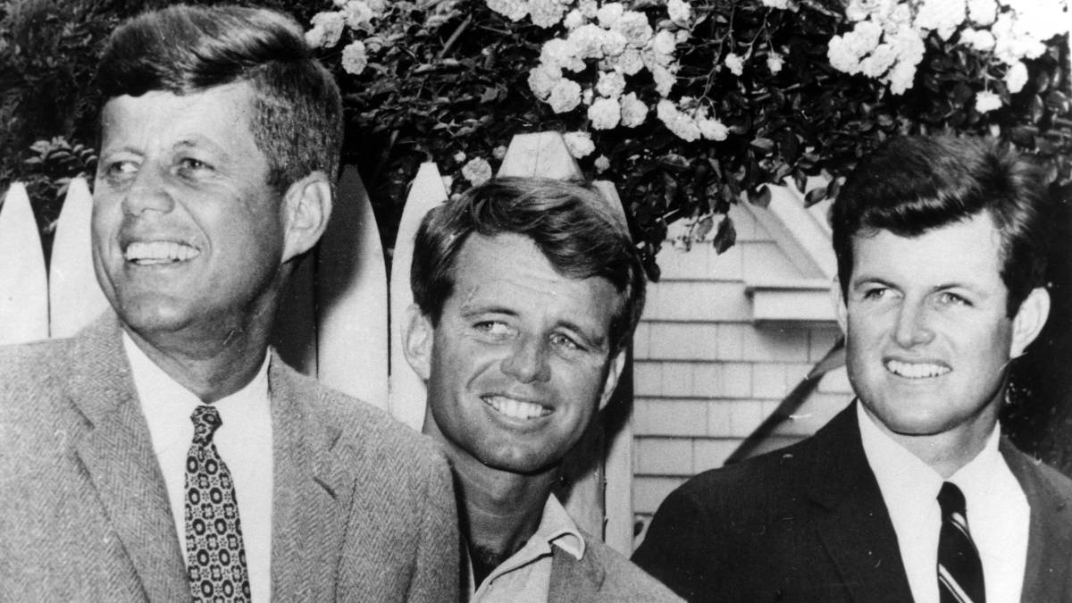 John F. Kennedy con sus hermanos Robert y Edward.
