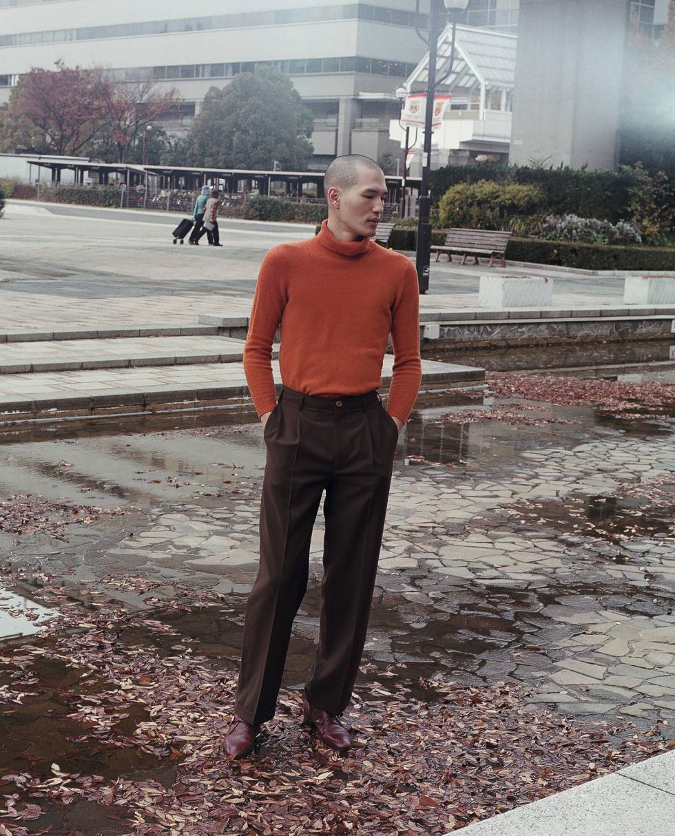 Pantalón y zapatos Gucci Resort 2020. El jersey es ‘vintage’.