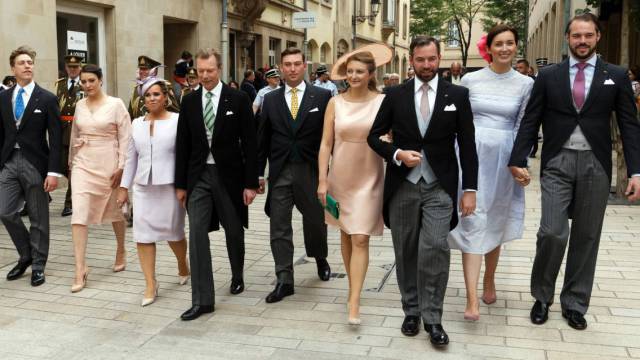 Los grandes duques de Luxemburgo, tercero y cuarto por la izquierda, con sus hijos y nueras, el pasado junio.rn