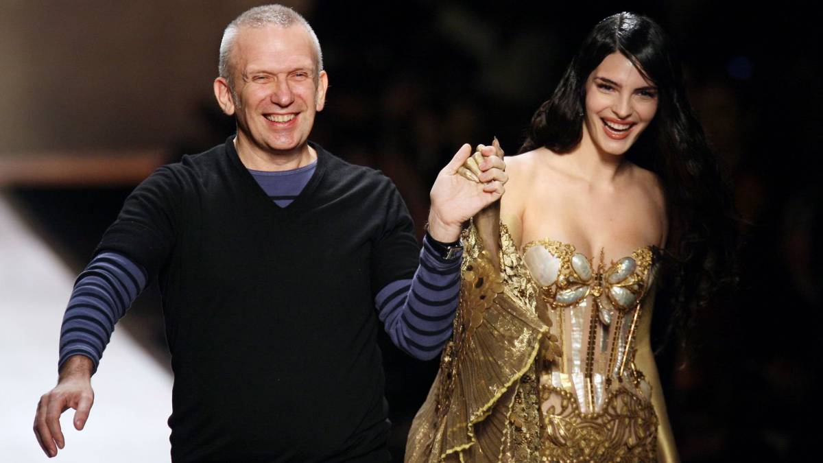 El diseñador francés Jean Paul Gaultier, con una modelo vestida con uno de sus vestidos, este miércoles en París.