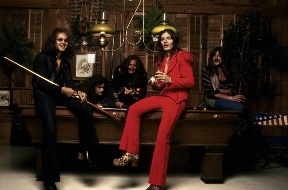Ian Paice, Glenn Hughes, David Coverdale, Tommy Bolin (de rojo) y Jon Lord. Deep Purple en 1975.