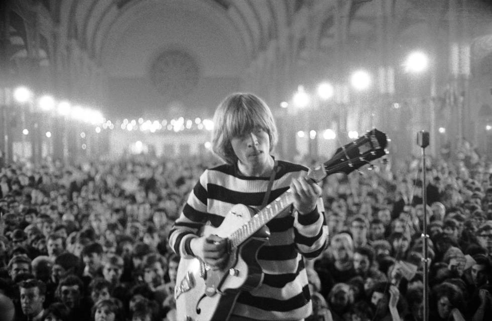 Brian Jones en un concierto en Londres en 1964 de los Rolling Stones.