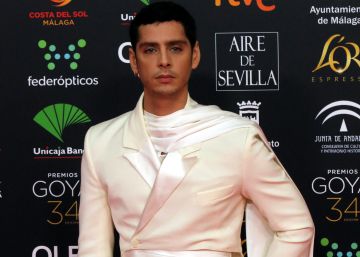 Eduardo Casanova arriesga y gana vestido de blanco por un joven diseñador español