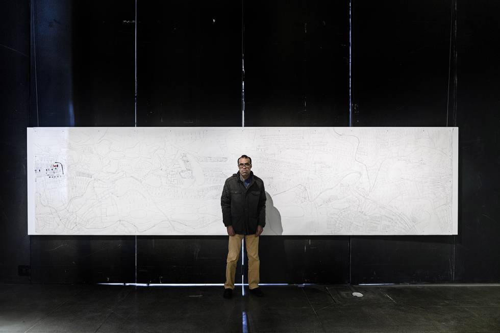 Fernández, frente a uno de sus mapas en la Nave de Residencias Artísticas de Matadero, Madrid.