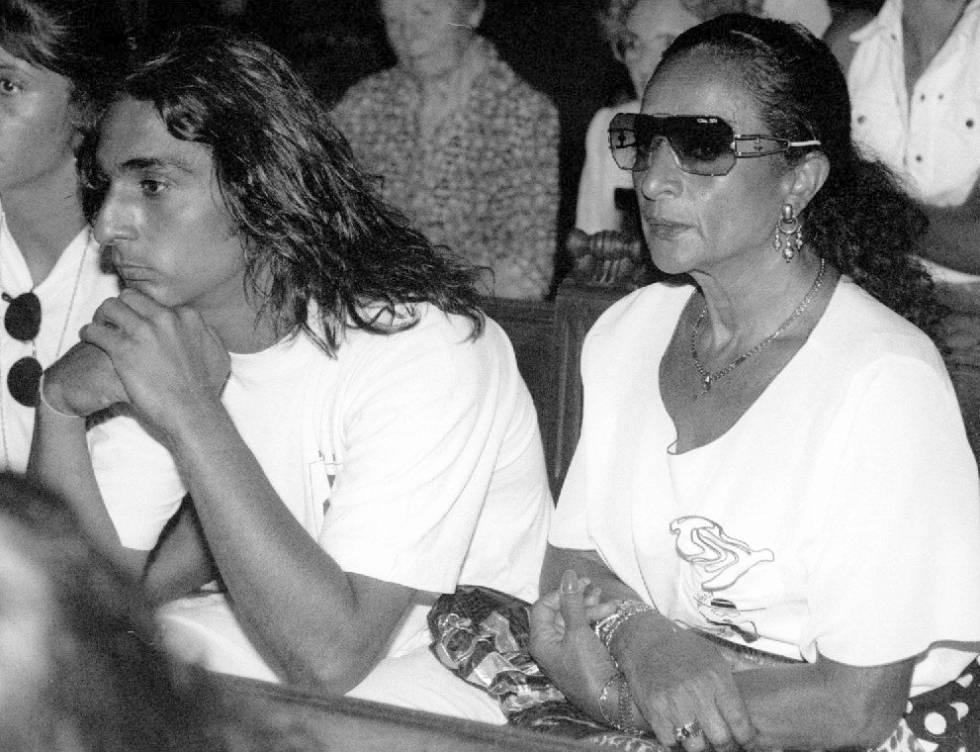 Antonio Flores junto a su madre Lola Flores en el funeral de Camarón de la Isla en 1992.