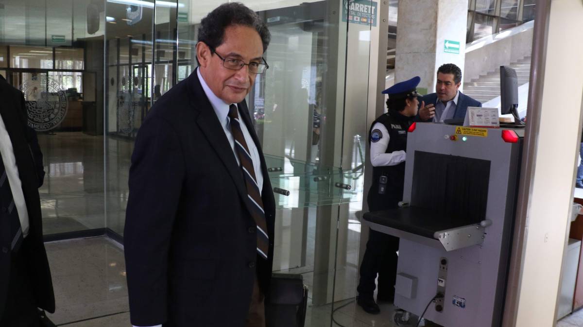 Sergio Aguayo, a la entrada de un tribunal.
