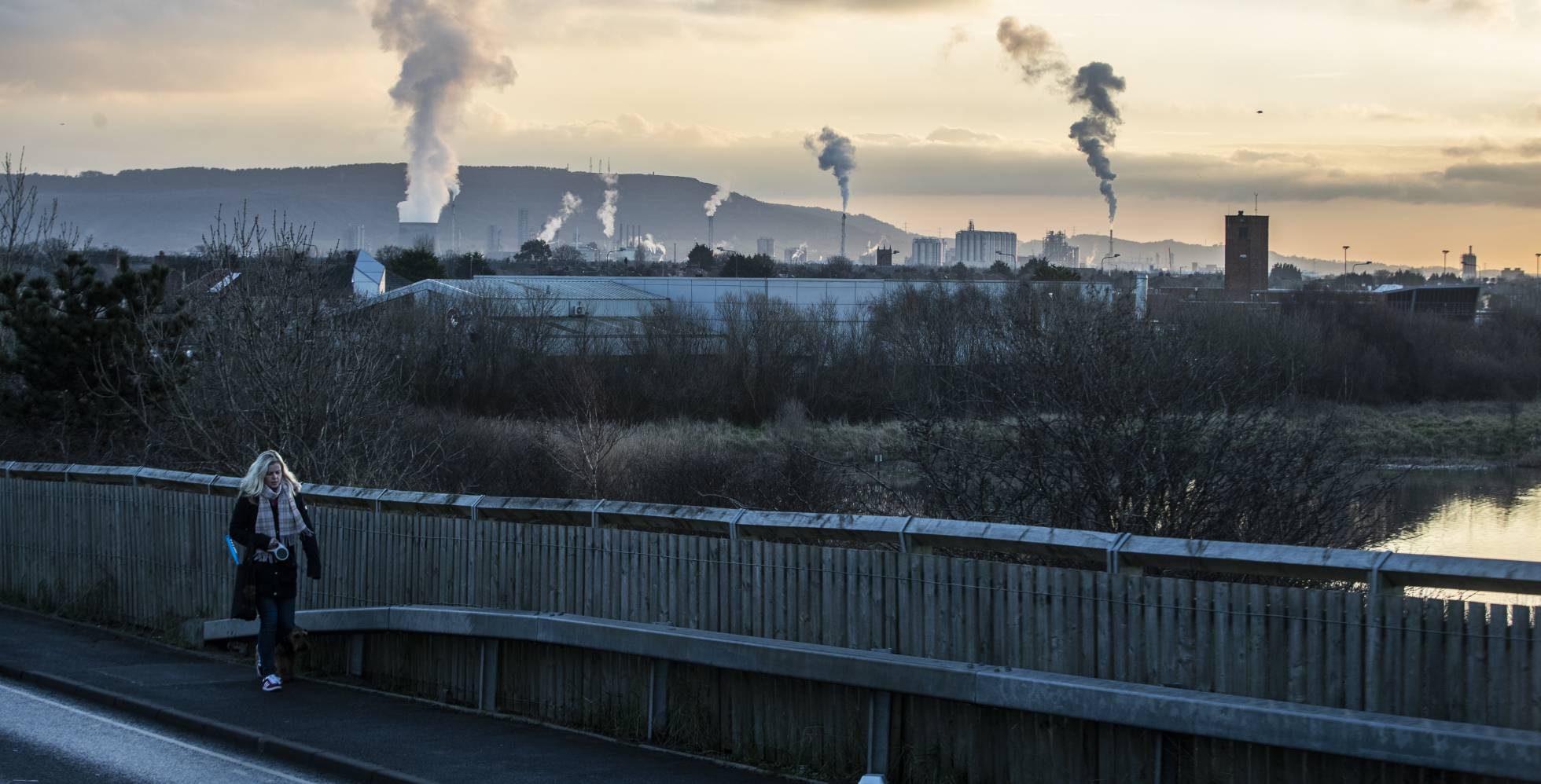 Una mujer cruza un puente en la zona que solía albergar las fábricas de acero en Redcar (Middlesbrough), el 15 de enero.