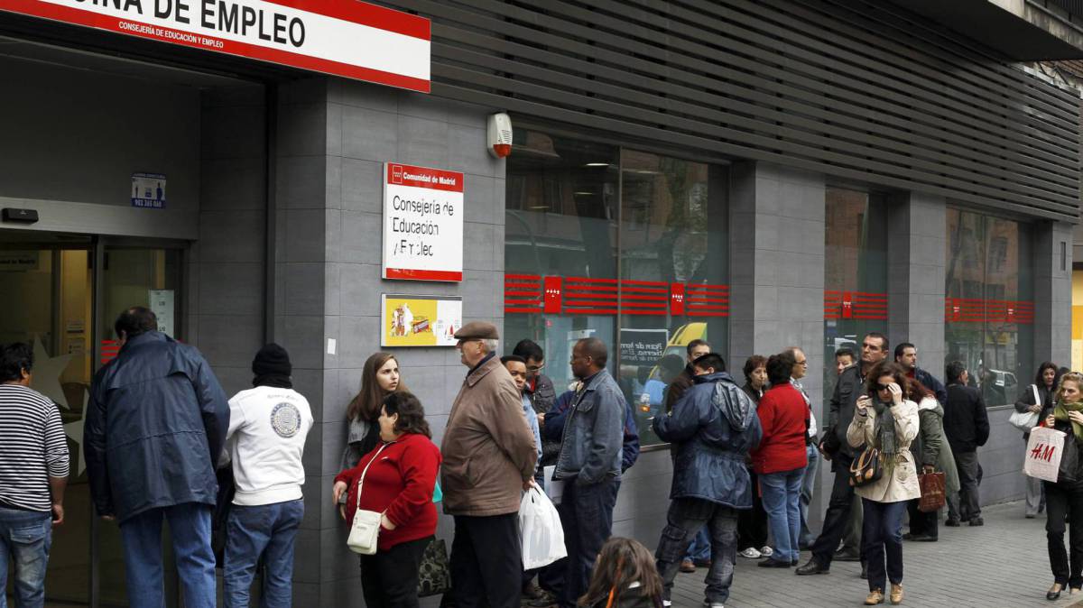 Cola de desempleados ante una Oficina de Empleo.