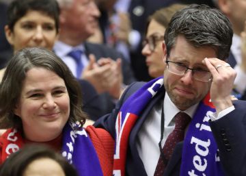 Europarlamentarios británicos se despiden llorando de la Cámara de la UE, el 29 de enero.