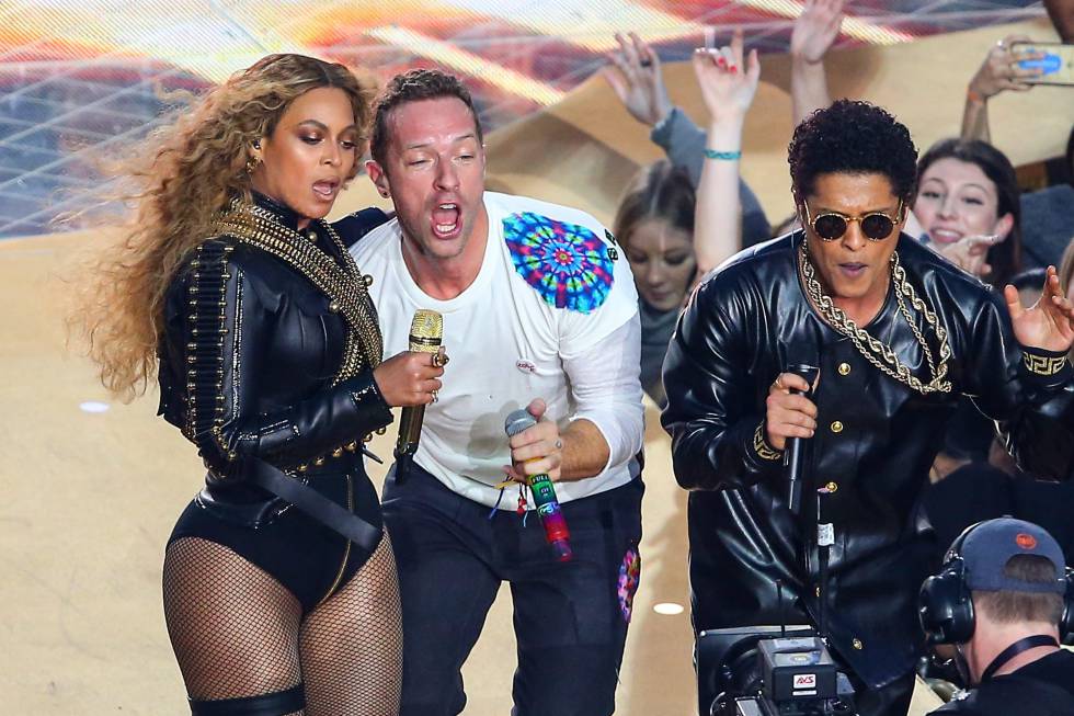 Beyonce,Chris Martin (de Coldplay) y Bruno Mars, en la Super Bowl de 2016.