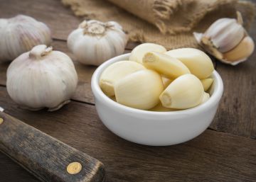 Comer manzana, tomar zumo de limón y otros trucos para quitar el aliento a ajo