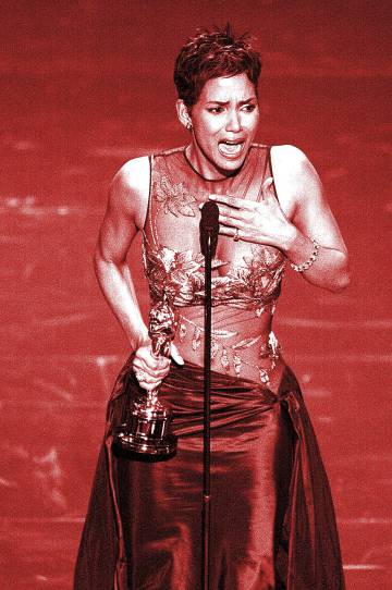 Halle Berry emocionada. No es de extrañar: fue la primera protagonista negra en ser galardonada.
