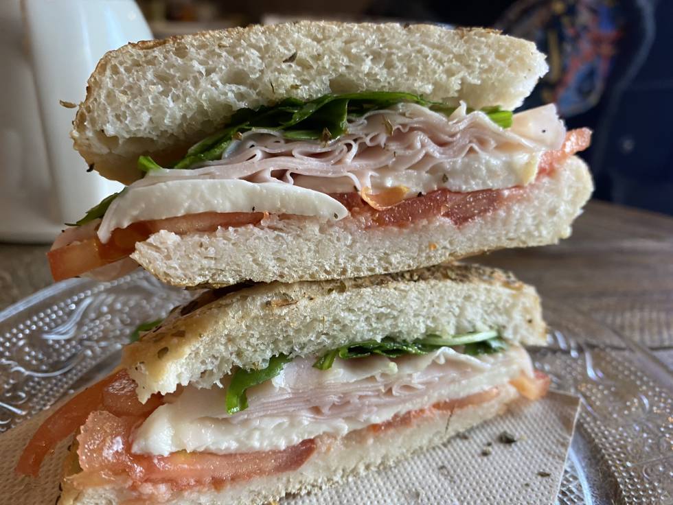 Pincho montadito de pavo, rúcula, tomate y queso. J. C. CAPEL