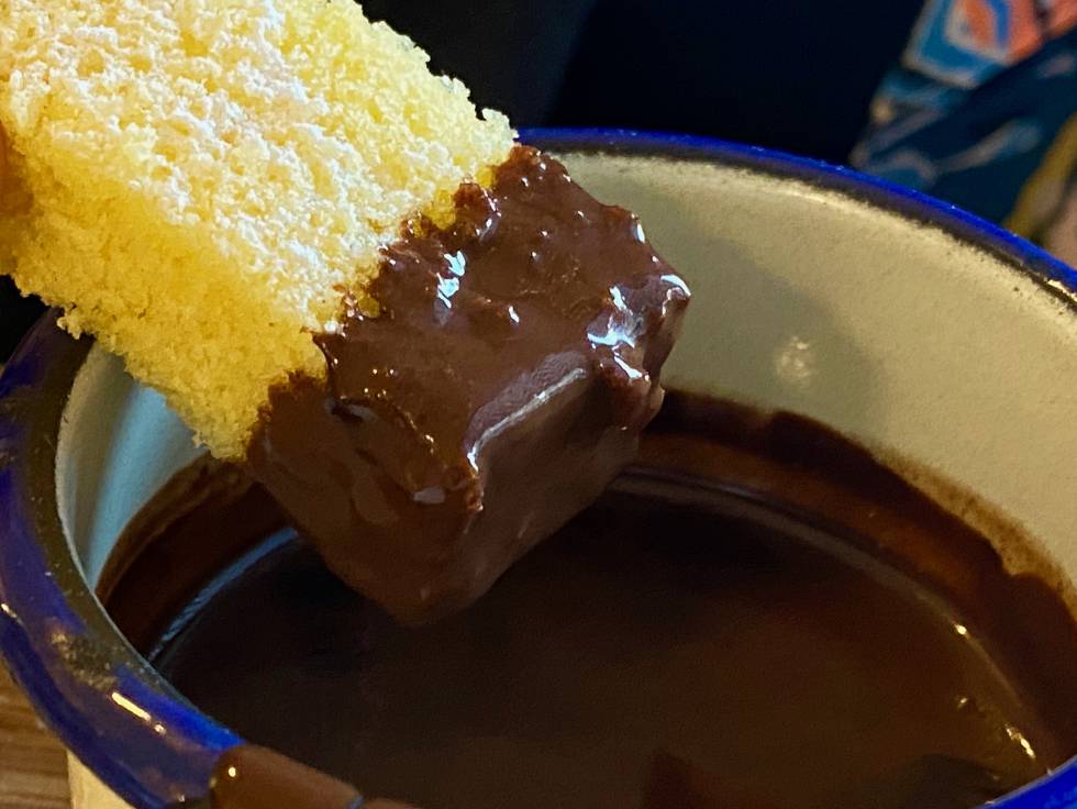 Chocolate a la taza con bica gallega. J. C. CAPEL