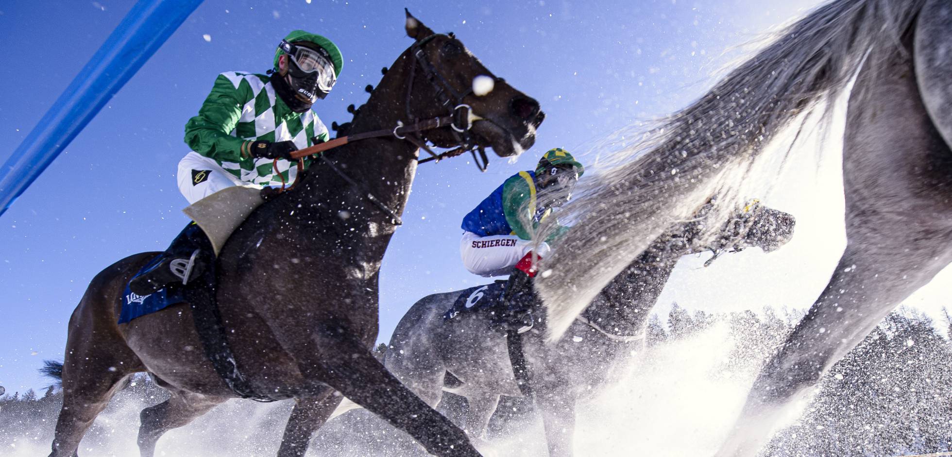 El jinete Dennis Schiergen durante la carrera de nieve plana 1800m, el 9 de febrero,en St Moritz (Suiza).