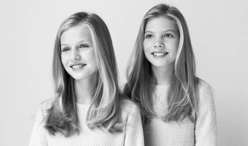 La princesa Leonor y, detrás, la infanta Sofía.