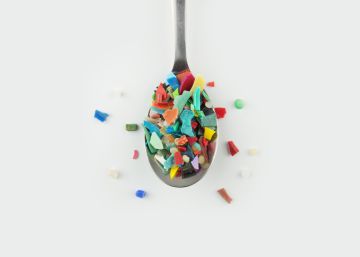 Los microplásticos han colonizado la comida, la bebida y el aire, ¿hay que temer por la salud?