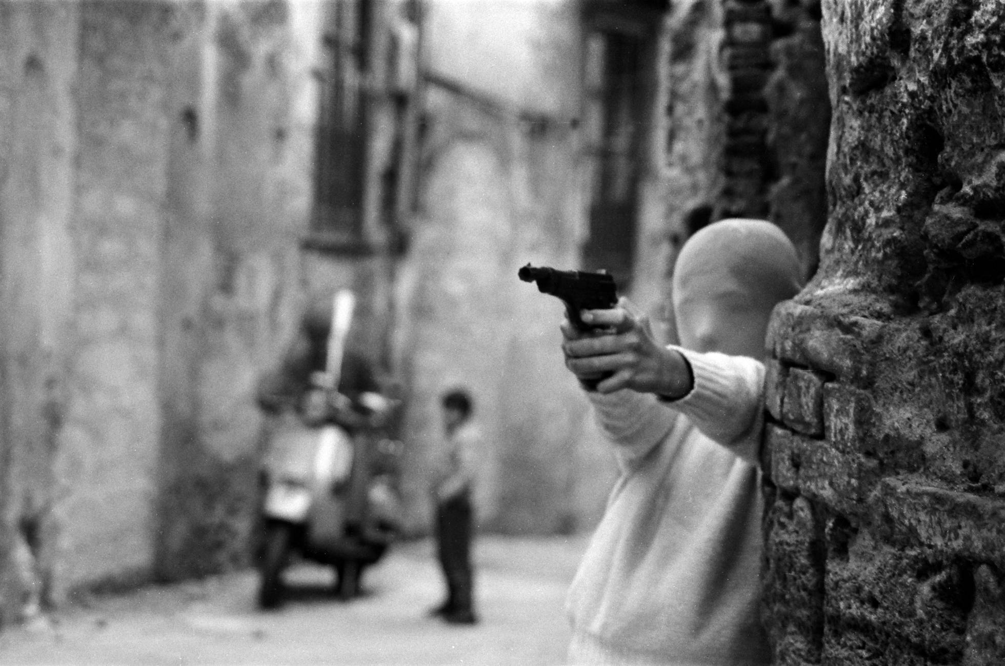 Vicino la Chiesa di Santa Chiara. Il gioco del killer. Palermo, 1982. (Cerca de la Iglesia de Santa Chiara. El juego del asesino).