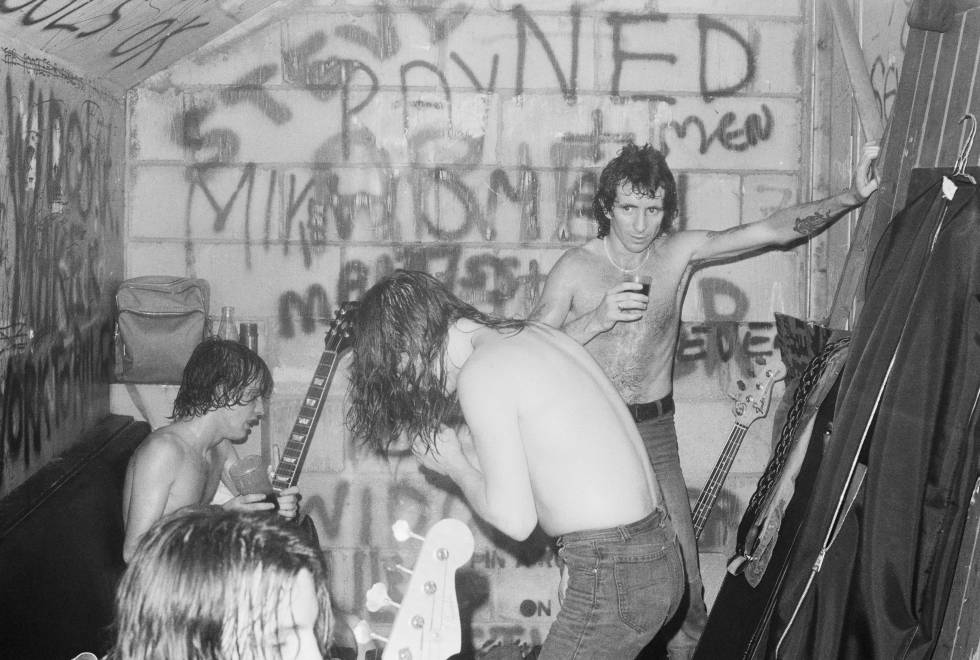 Una de las primeras giras de ACDC por Inglaterra, por locales pequeños. Bon Scott, a la derecha, y Angus Young, sentado a la izquierda. Fue en Londres en 1976.