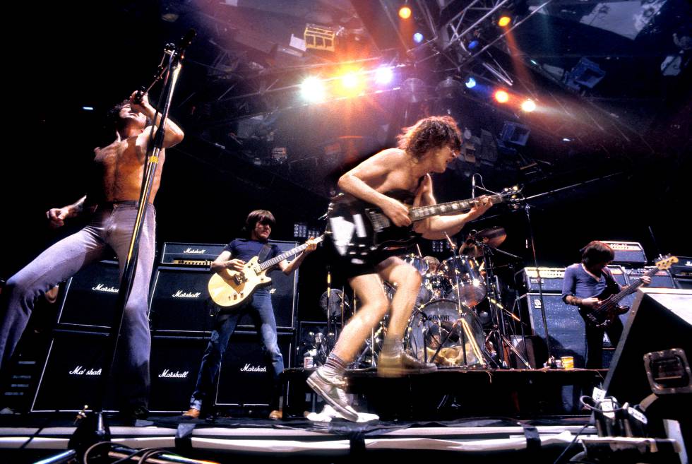Bon Scott, Malcolm Young y Angus Young en un concierto de ACDC en el teatro Orpheum de Boston en 1978.