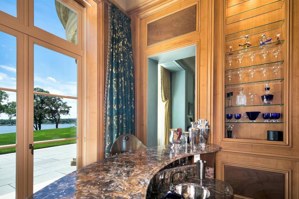 Detalle del minibar que hay en el salón principal de la casa.