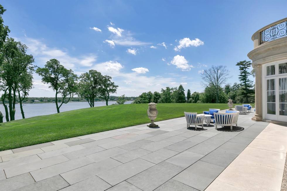 Panorámica de las impresionantes vistas del estuario del río Navesink que ofrece el jardín de la casa.