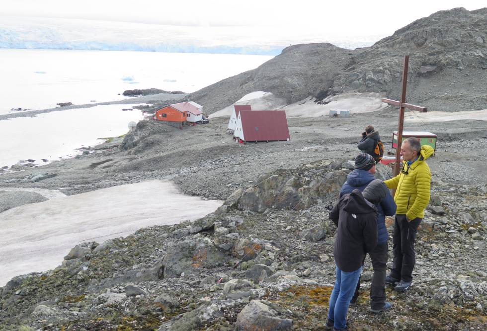 Base búlgara, en la que se aprecia que el hielo del glaciar está fragmentado en unos neveros