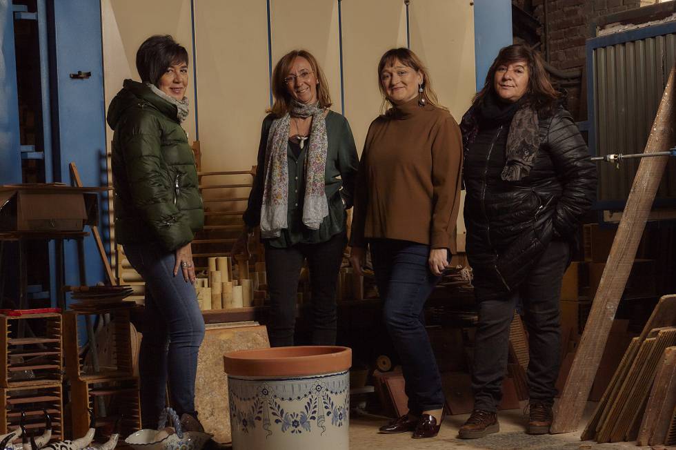 De izquierda a derecha, Pilar Campillejo, Magdalena Corrales, Arancha Camacho y Elena Rueda, de la asociación Tierras de Cerámica, que impulsó la declaración de la cerámica talaverana como patrimonio inmaterial de la humanidad por parte de la Unesco. Están retratadas en los talleres de Artesanía Talaverana.