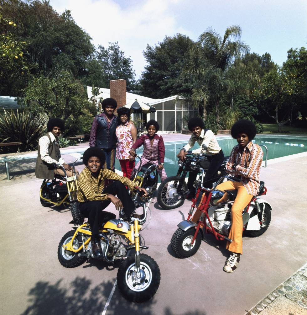 Jackie, Michael, Joe, Katherine, Marlon, Tito y Jarmaine Jackson, en el jardín de su casa de Encino (California).