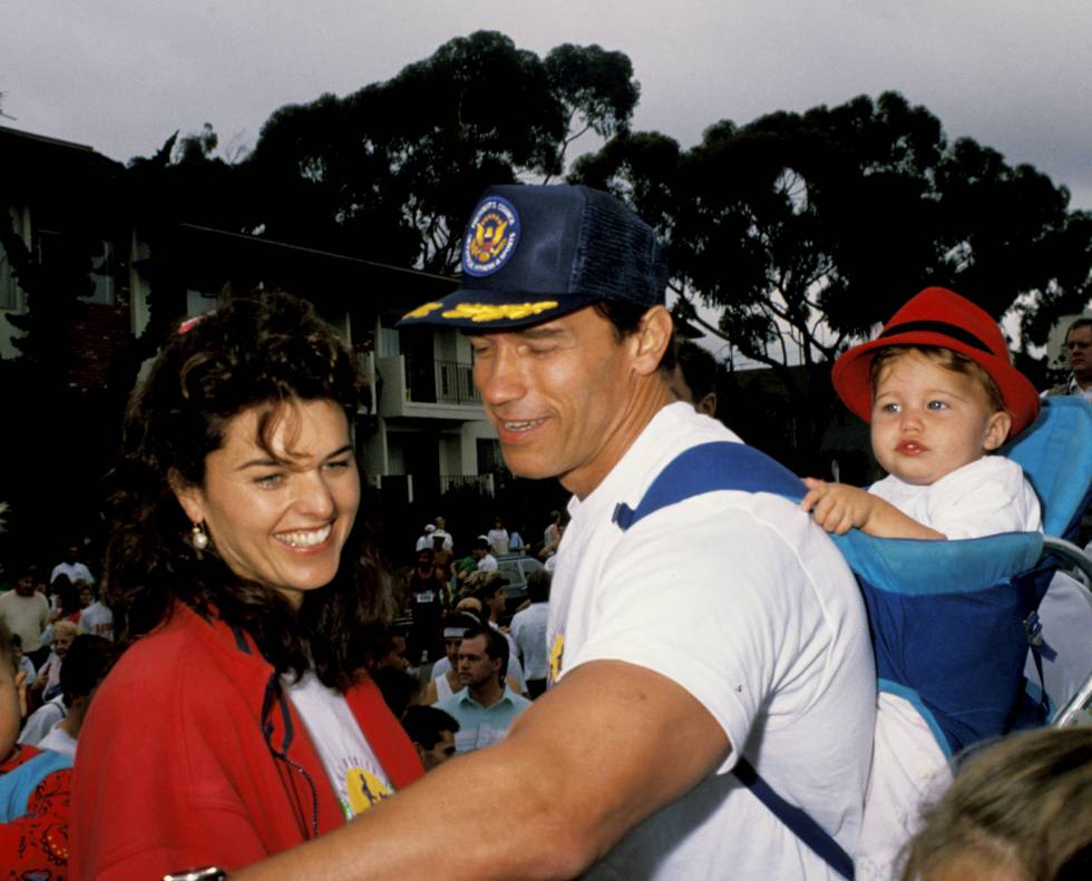 Maria Shriver, Arnold Schwarzenegger y su hija Katherine, en 1990.