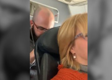 Una pasajera de avión lleva a los tribunales al hombre que le zarandeó por reclinar su asiento