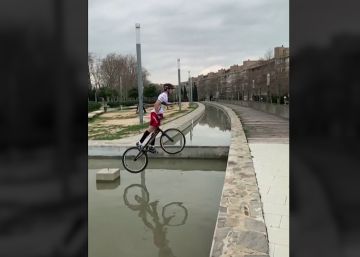 La exhibición técnica en una fuente de Barcelona de un campeón del mundo de trial