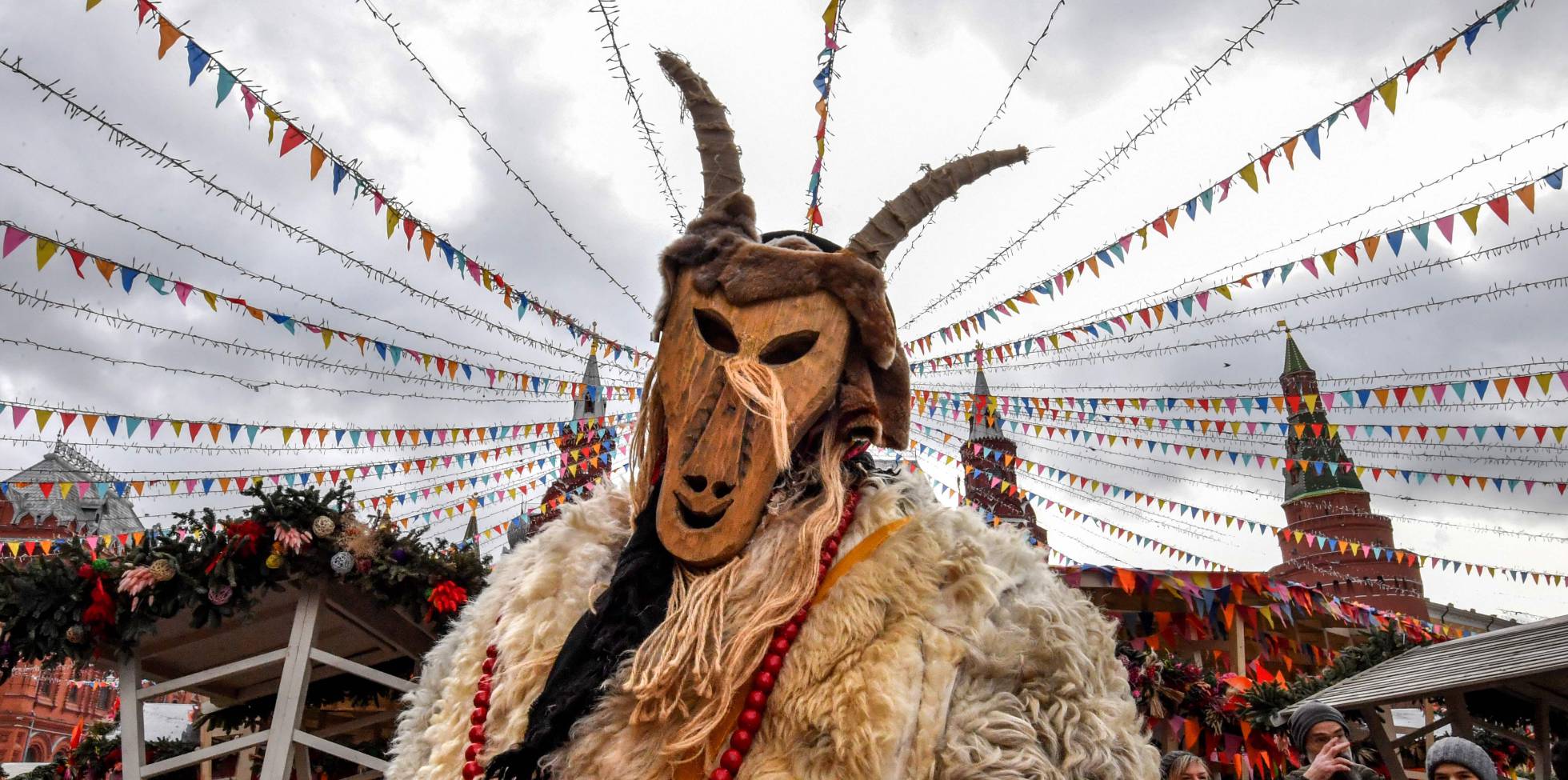 Un artista con una máscara aterradora entretiene al público durante el festival de Primavera de Shrovetide (Moscú), el 24 de febrero.