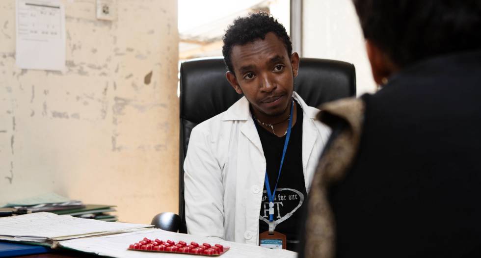 Habtamariam Nigatu atiende a enfermos de tuberculosis en el hospital Filipos de Adís Abeba.