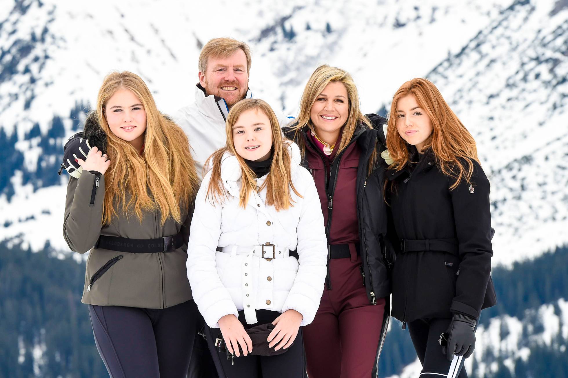 Los reyes de Holanda con sus tres hijas.