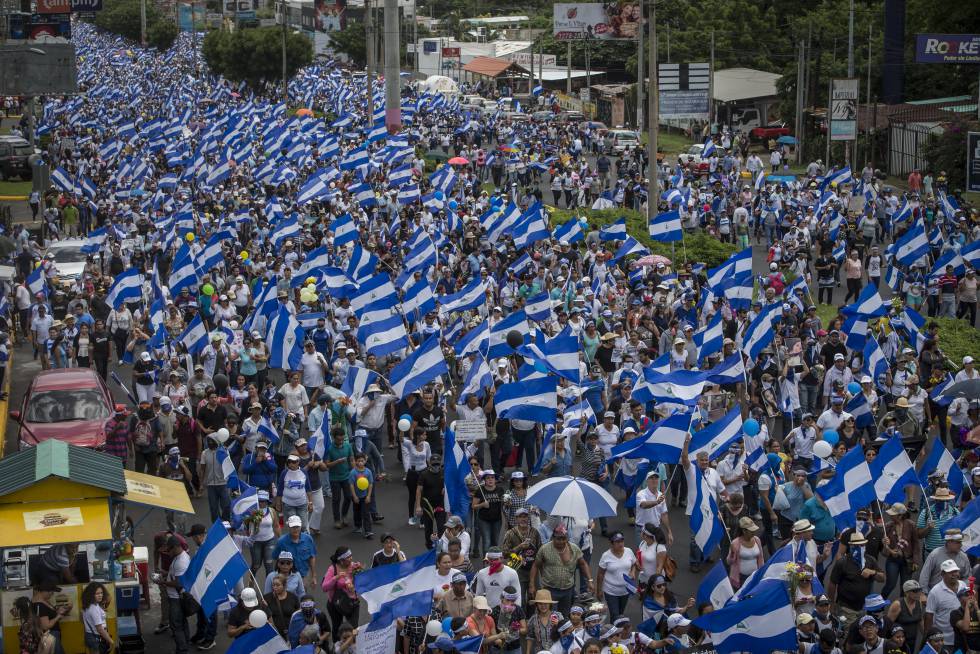 Marcha de las flores en Managua, Nicaragua.