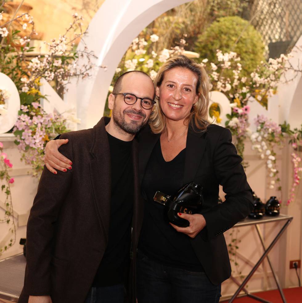 Daniel García, director de ICON, y Raquel Puentes, directora de comunicación de Puig España, en la entrega del Premio Icono Generacional para Paco Rabanne 1 Million.