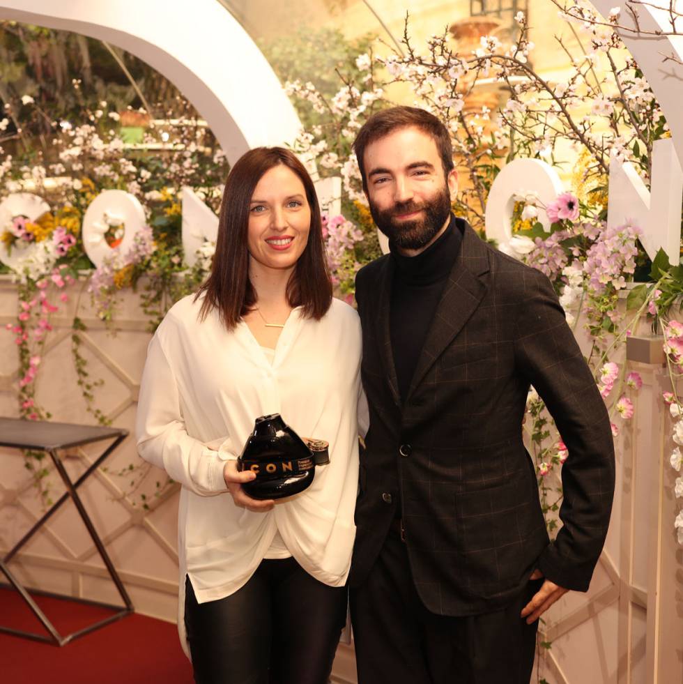 Mar Agea, directora de marketing de Puig España, y Carlos Primo, jefe de redacción de moda y belleza de ICON, en la entrega del premio Embajador a Pacollection de Paco Rabanne.