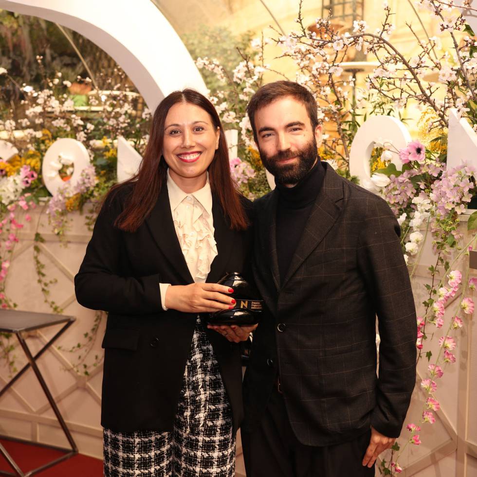 Olivia Manjón, directora general de perfumes de L'Oréal Perfumes y Carlos Primo, jefe de redacción de moda y belleza de ICON, en la entrega del premio ADN de Moda a Giorgio Armani Perfumes.