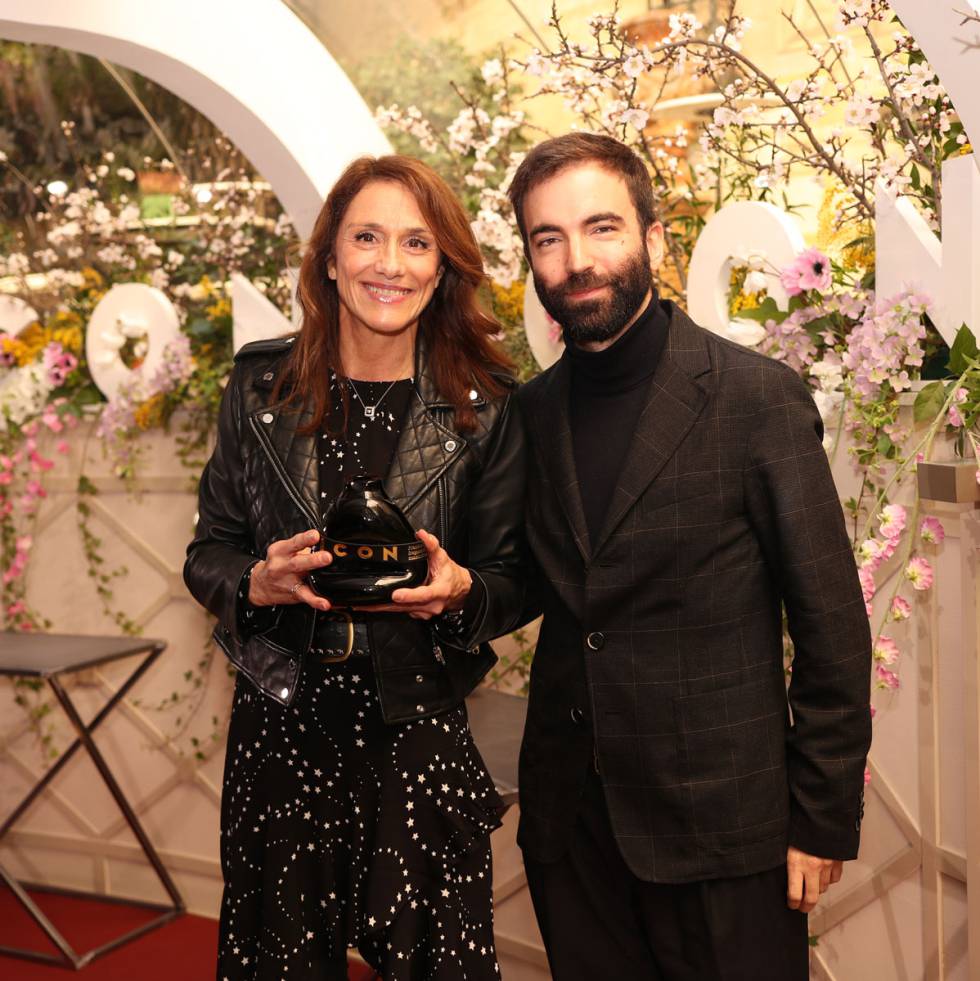 Sonsoles Blanco-Hortiguera, directora de fragancias de Shiseido, y Carlos Primo, jefe de redacción de moda y belleza de ICON, en la entrega del Premio Especial Lanzamiento a K by Dolce & Gabbana.