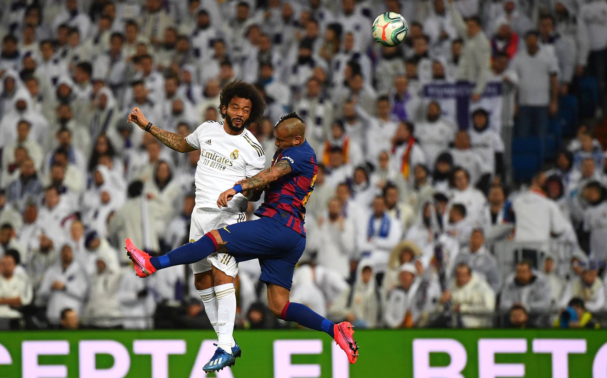 Arturo Vidal y Marcelo pelean por un balón.