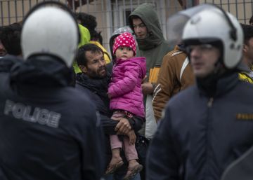 La tensión entre refugiados y policías en Lesbos, en imágenes