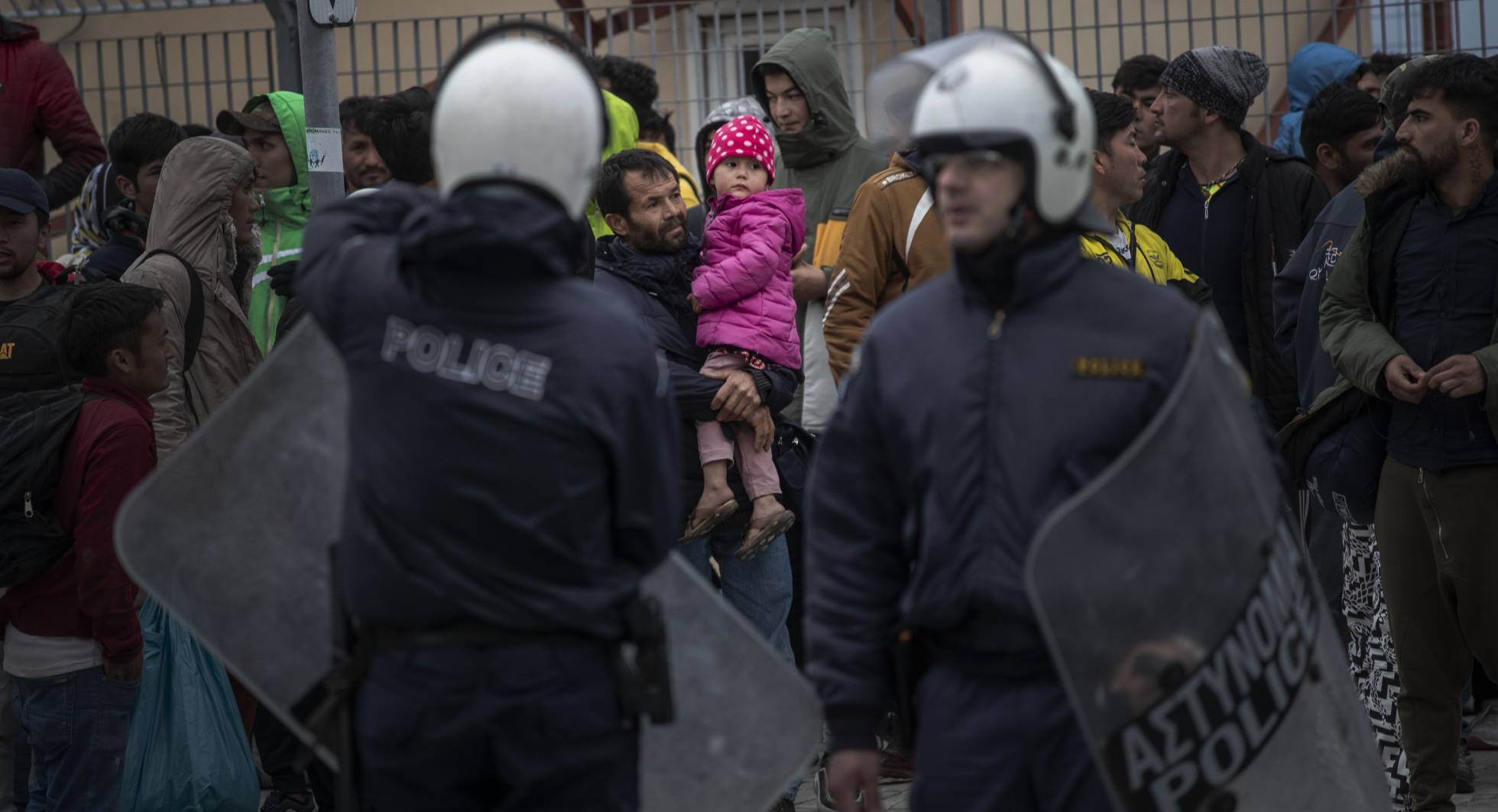 La tensión entre refugiados y policías en Lesbos, en imágenes