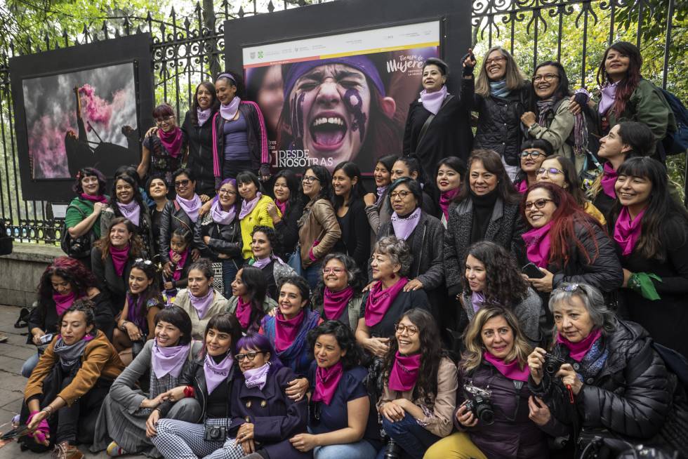 Mujeres fotoperiodistas durante la inauguración de la exposición 'Encuadres y miradas' en la Ciudad de México.