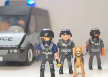 ‘Quédate en casa’ con Playmobil o cómo la imaginación de la policía ayuda a los niños en esta crisis ‘Quédate en casa’ con Playmobil o cómo la imaginación de la policía ayuda a los niños en esta crisis