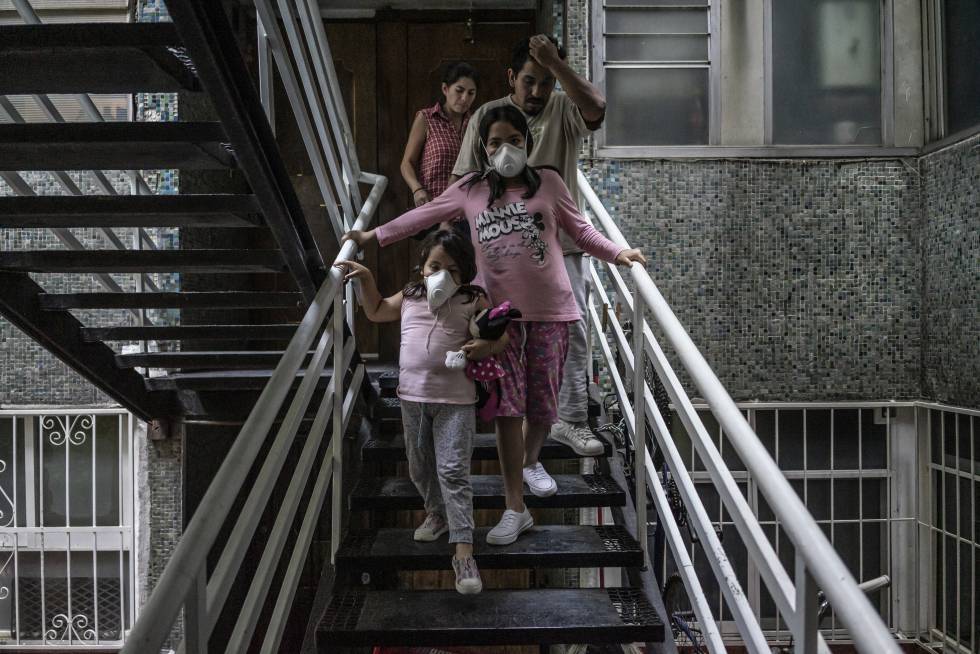 Roberto Ruiz sale de la casa de sus padres en Tlatelolco en la Ciudad de México acompañado de sus hijas Fernanda y Seany y su esposa, a pesar de que viven muy cerca, toman medidas de prevención como el uso de mascarillas, por el temor a que sus hijas se contagien de coronavirus.