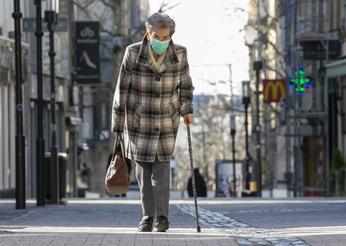 Un hombre camina por una calle de Luxemburgo