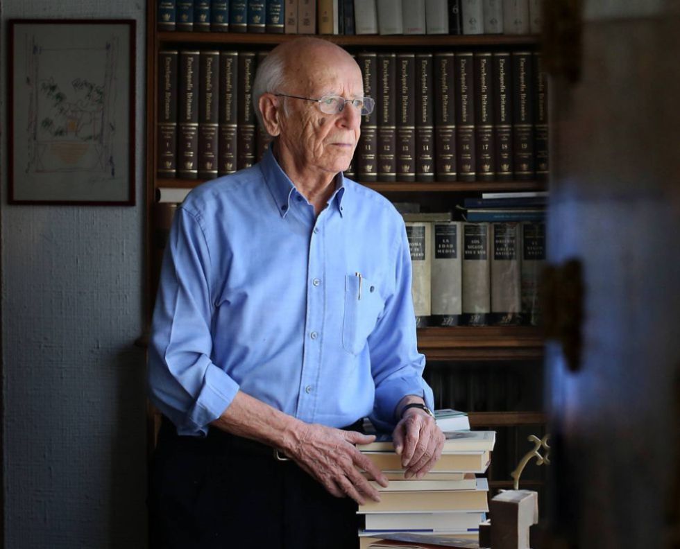 El filosofo Emilio Lledó en su casa de Madrid.