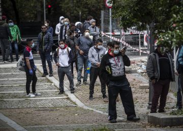 El reparto de alimentos en distintos puntos de Madrid