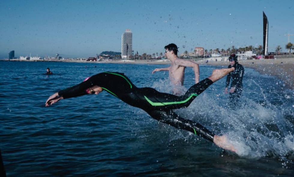 Banyistes a la platja del Bogatell de Barcelona, aquest divendres al matí.